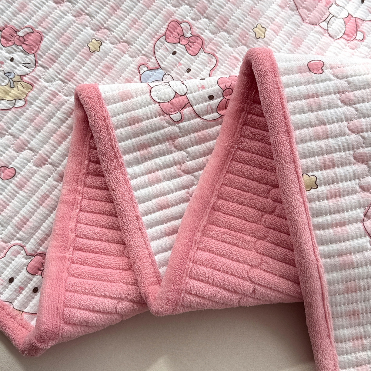 91家纺网 家纺一手货源 找家纺 恒尚居 2026新款A双层纱B牛奶绒床盖双面两用夹棉床单学生床垫床褥子系列二 KT猫【A双层纱-B牛奶绒】