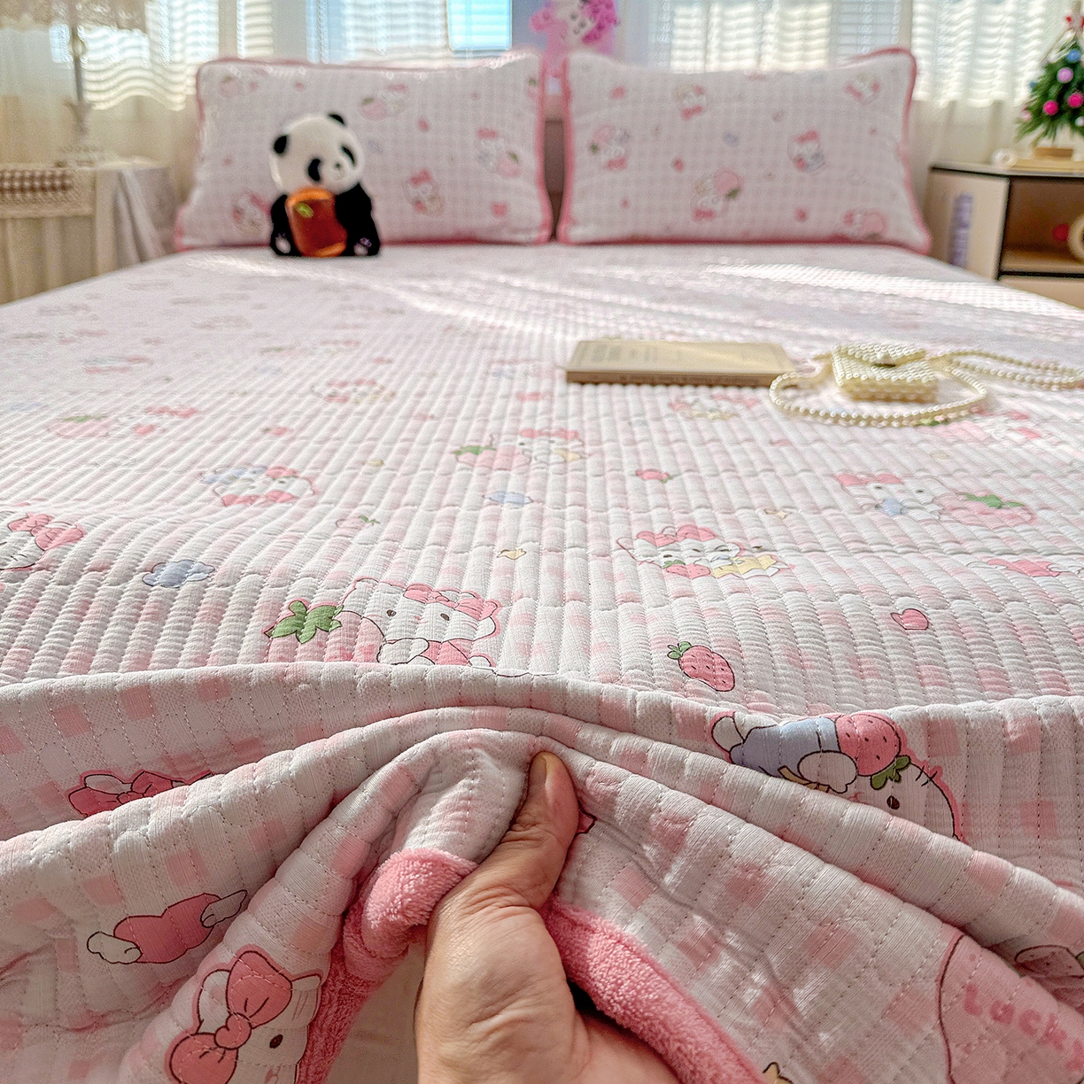 91家纺网 家纺一手货源 找家纺 恒尚居 2026新款A双层纱B牛奶绒床盖双面两用夹棉床单学生床垫床褥子系列二 KT猫【A双层纱-B牛奶绒】