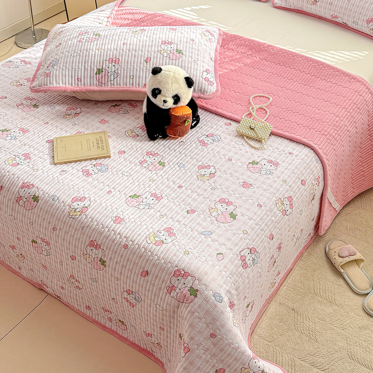 91家纺网 家纺一手货源 找家纺 恒尚居 2026新款A双层纱B牛奶绒床盖双面两用夹棉床单学生床垫床褥子系列二 KT猫【A双层纱-B牛奶绒】