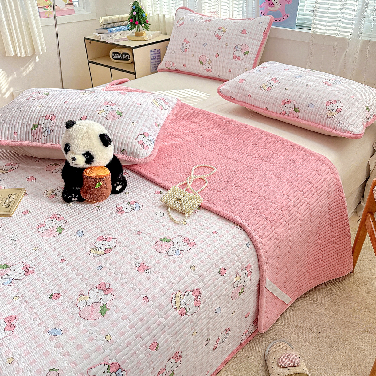 91家纺网 家纺一手货源 找家纺 恒尚居 2026新款A双层纱B牛奶绒床盖双面两用夹棉床单学生床垫床褥子系列二 KT猫【A双层纱-B牛奶绒】