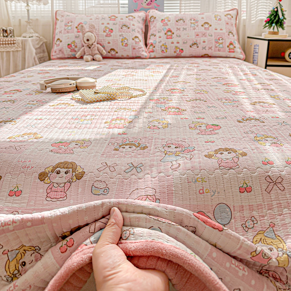 91家纺网 家纺一手货源 找家纺 恒尚居 2026新款A双层纱B牛奶绒床盖双面两用夹棉床单学生床垫床褥子系列二 棒棒糖女孩【A双层纱-B牛奶绒】