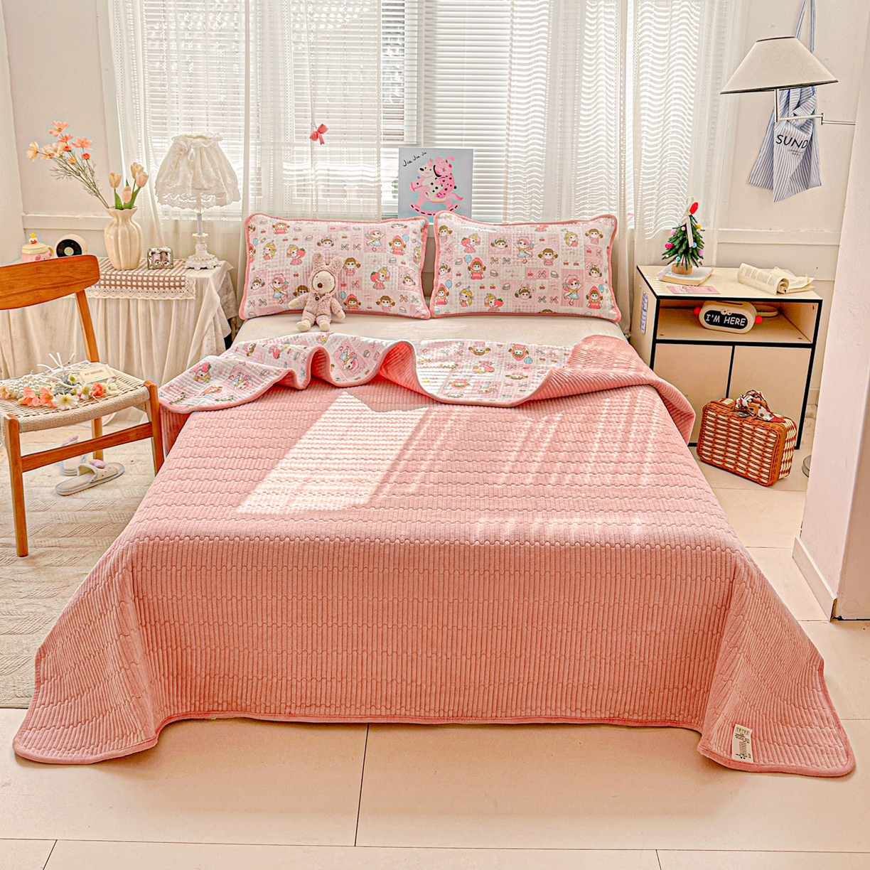 91家纺网 家纺一手货源 找家纺 恒尚居 2026新款A双层纱B牛奶绒床盖双面两用夹棉床单学生床垫床褥子系列二 棒棒糖女孩【A双层纱-B牛奶绒】