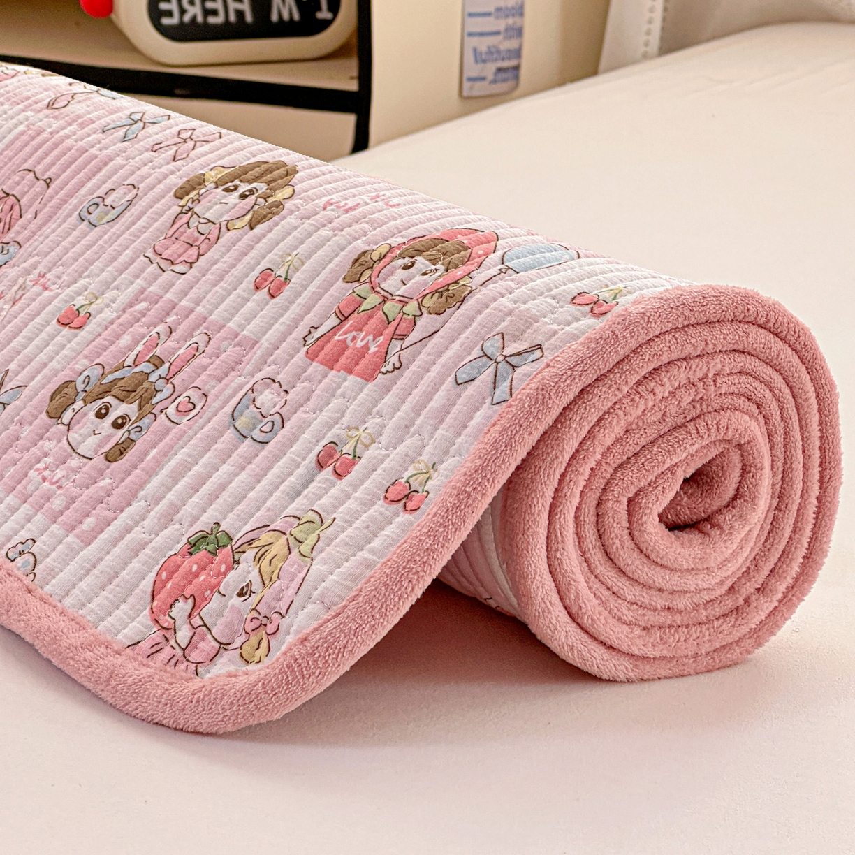 91家纺网 家纺一手货源 找家纺 恒尚居 2026新款A双层纱B牛奶绒床盖双面两用夹棉床单学生床垫床褥子系列二 棒棒糖女孩【A双层纱-B牛奶绒】