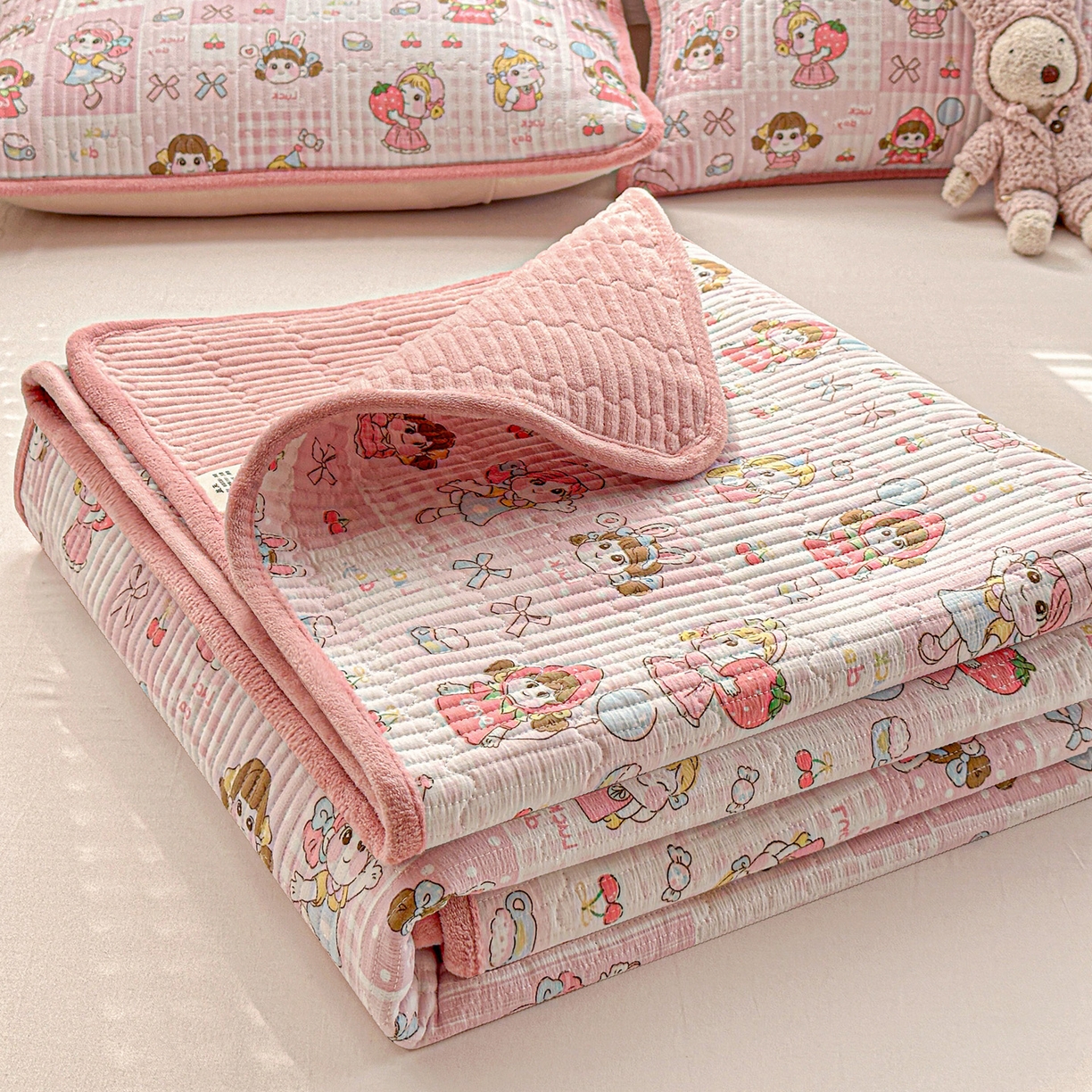 91家纺网 家纺一手货源 找家纺 恒尚居 2026新款A双层纱B牛奶绒床盖双面两用夹棉床单学生床垫床褥子系列二 棒棒糖女孩【A双层纱-B牛奶绒】