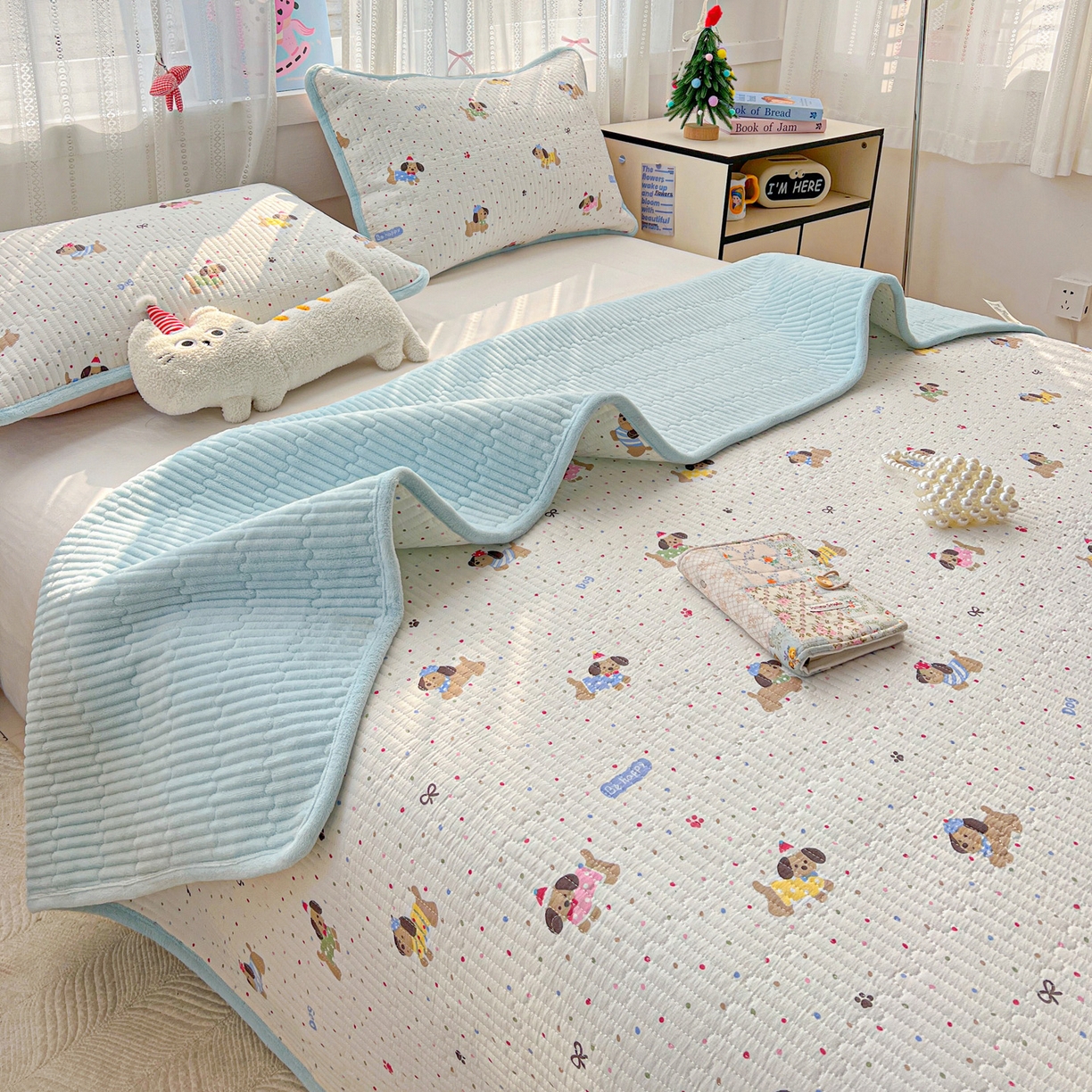 91家纺网 家纺一手货源 找家纺 恒尚居 2026新款A双层纱B牛奶绒床盖双面两用夹棉床单学生床垫床褥子系列二 波点狗狗【A双层纱-B牛奶绒】