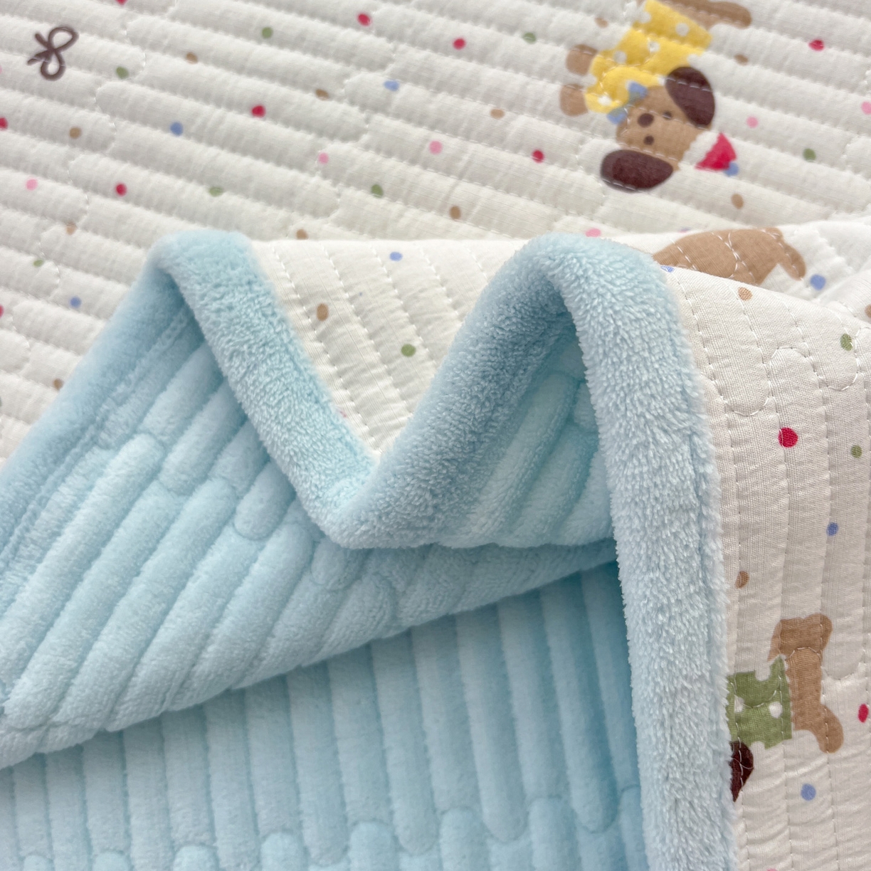 91家纺网 家纺一手货源 找家纺 恒尚居 2026新款A双层纱B牛奶绒床盖双面两用夹棉床单学生床垫床褥子系列二 波点狗狗【A双层纱-B牛奶绒】