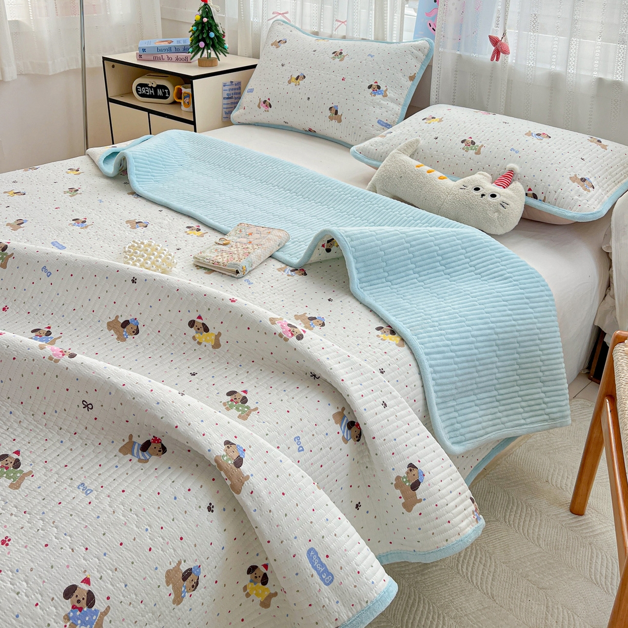 91家纺网 家纺一手货源 找家纺 恒尚居 2026新款A双层纱B牛奶绒床盖双面两用夹棉床单学生床垫床褥子系列二 波点狗狗【A双层纱-B牛奶绒】