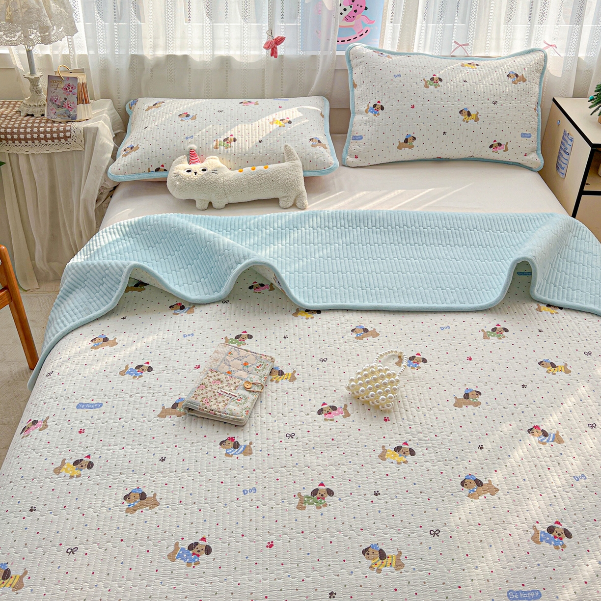 91家纺网 家纺一手货源 找家纺 恒尚居 2026新款A双层纱B牛奶绒床盖双面两用夹棉床单学生床垫床褥子系列二 波点狗狗【A双层纱-B牛奶绒】