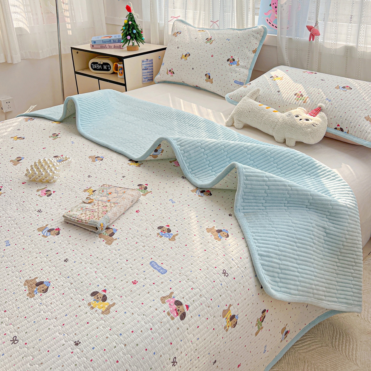 91家纺网 家纺一手货源 找家纺 恒尚居 2026新款A双层纱B牛奶绒床盖双面两用夹棉床单学生床垫床褥子系列二 波点狗狗【A双层纱-B牛奶绒】