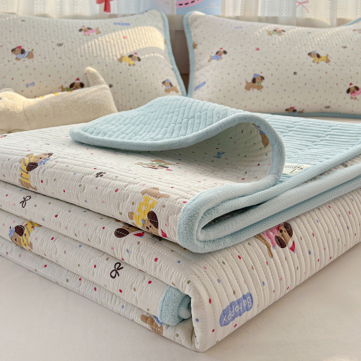 91家纺网 家纺一手货源 找家纺 恒尚居 2026新款A双层纱B牛奶绒床盖双面两用夹棉床单学生床垫床褥子系列二 波点狗狗【A双层纱-B牛奶绒】