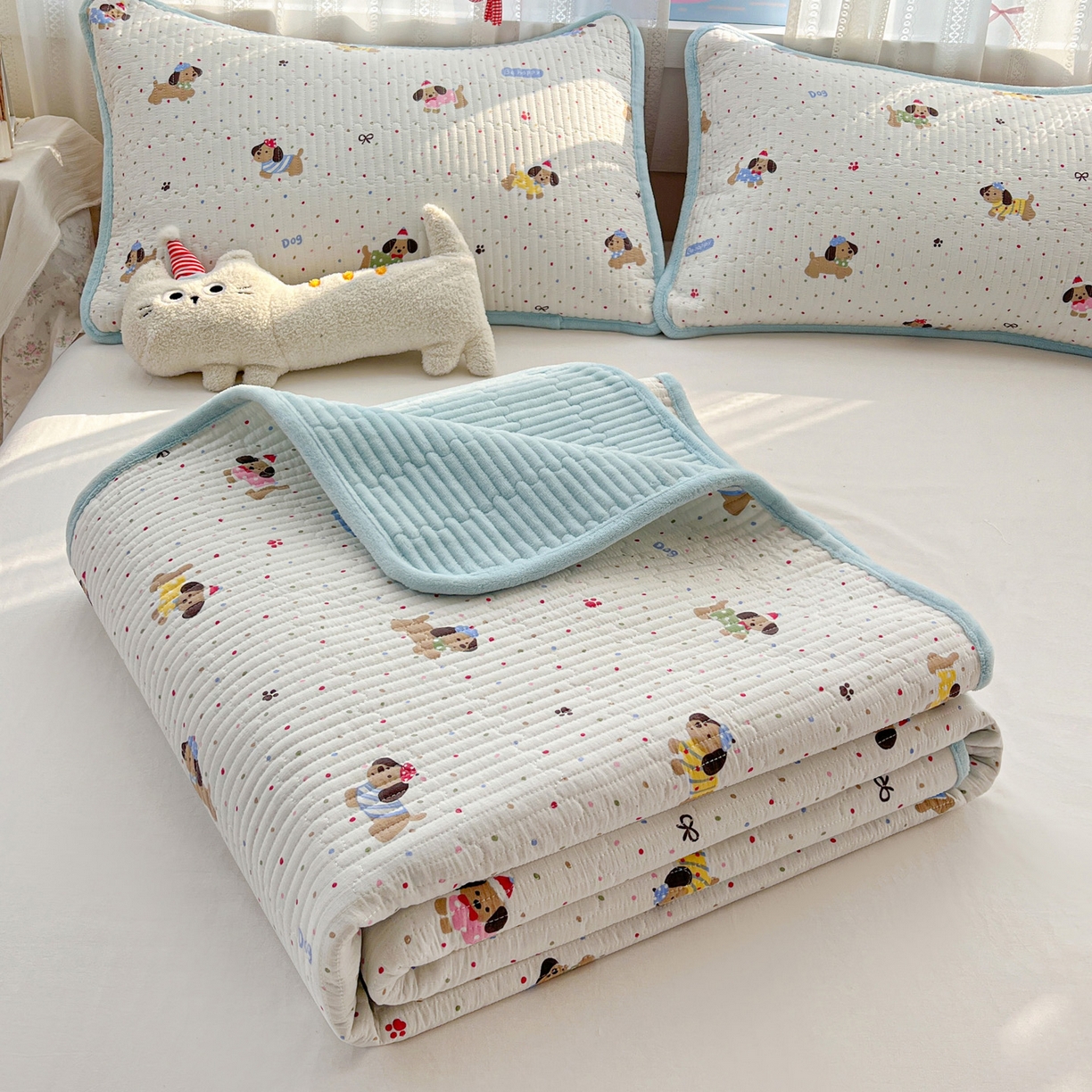 91家纺网 家纺一手货源 找家纺 恒尚居 2026新款A双层纱B牛奶绒床盖双面两用夹棉床单学生床垫床褥子系列二 波点狗狗【A双层纱-B牛奶绒】