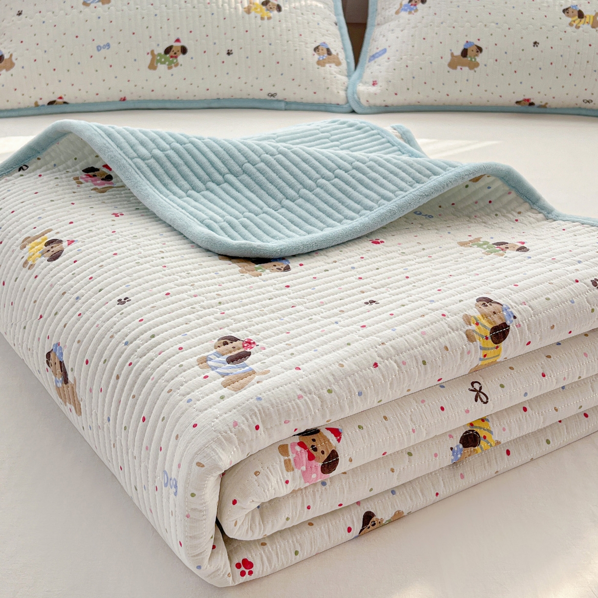 91家纺网 家纺一手货源 找家纺 恒尚居 2026新款A双层纱B牛奶绒床盖双面两用夹棉床单学生床垫床褥子系列二 波点狗狗【A双层纱-B牛奶绒】