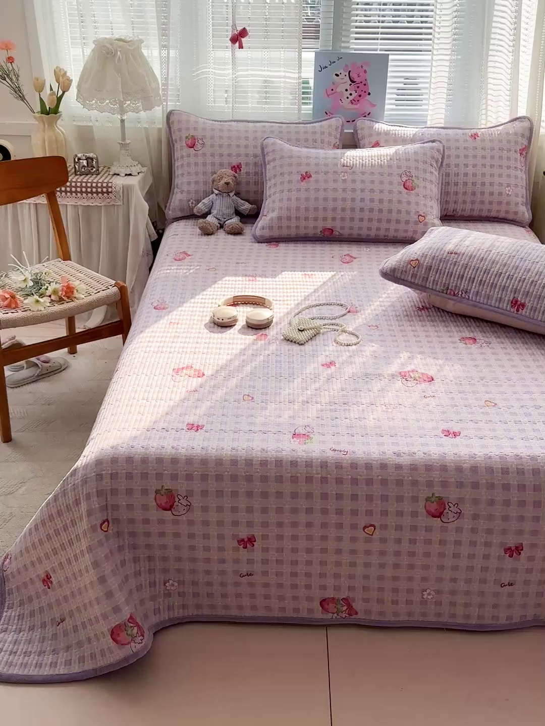 91家纺网 家纺一手货源 找家纺 恒尚居 2026新款A双层纱B牛奶绒床盖双面两用夹棉床单学生床垫床褥子系列二 草莓世界【A双层纱-B牛奶绒】