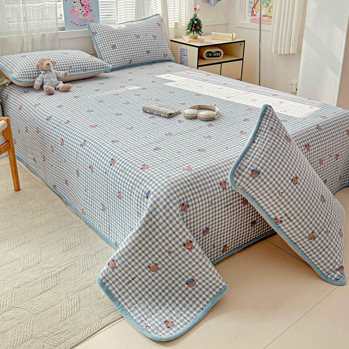 91家纺网 家纺一手货源 找家纺 恒尚居 2026新款A双层纱B牛奶绒床盖双面两用夹棉床单学生床垫床褥子系列二 格子小熊【A双层纱-B牛奶绒】