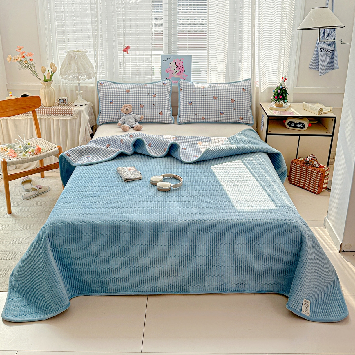 91家纺网 家纺一手货源 找家纺 恒尚居 2026新款A双层纱B牛奶绒床盖双面两用夹棉床单学生床垫床褥子系列二 格子小熊【A双层纱-B牛奶绒】