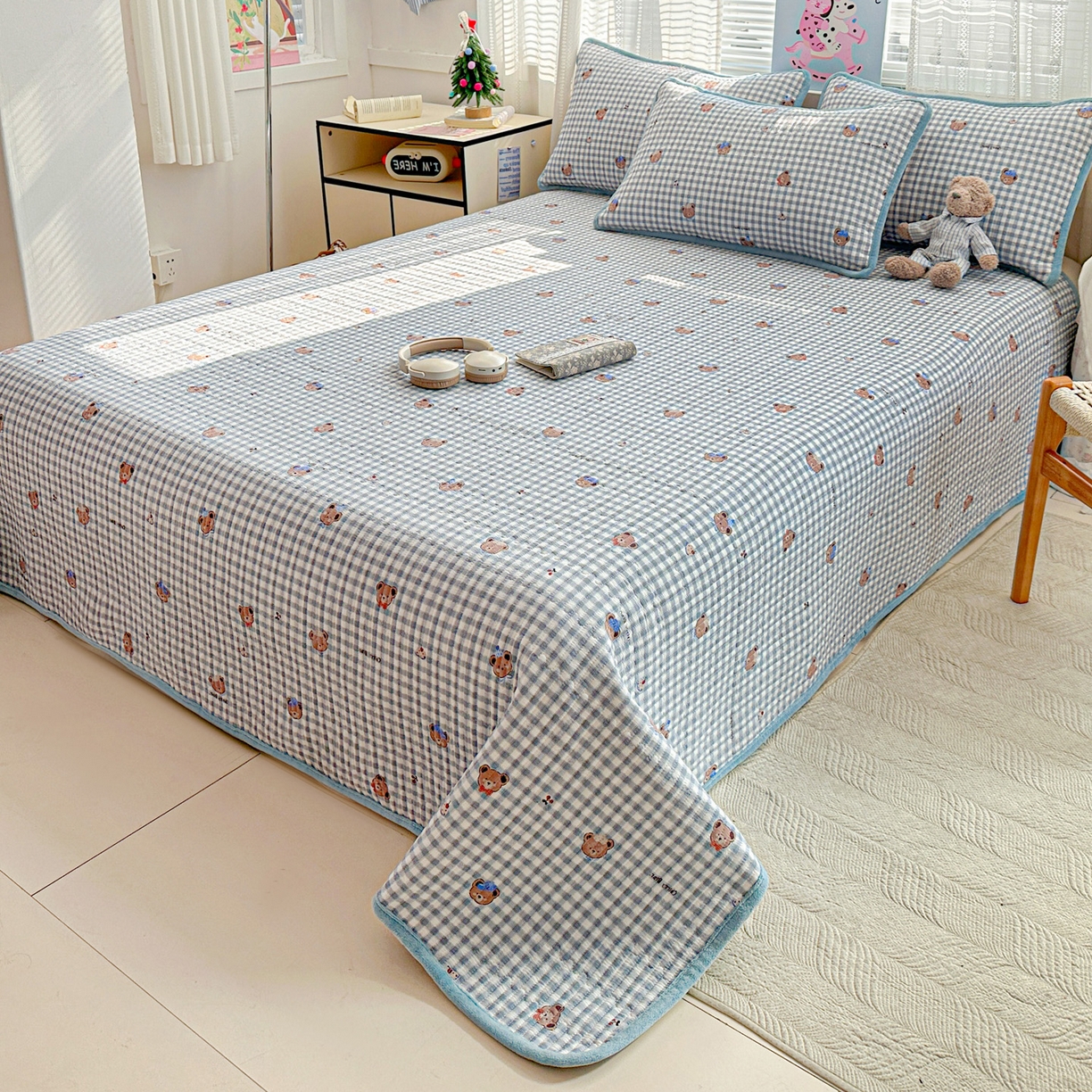 91家纺网 家纺一手货源 找家纺 恒尚居 2026新款A双层纱B牛奶绒床盖双面两用夹棉床单学生床垫床褥子系列二 格子小熊【A双层纱-B牛奶绒】