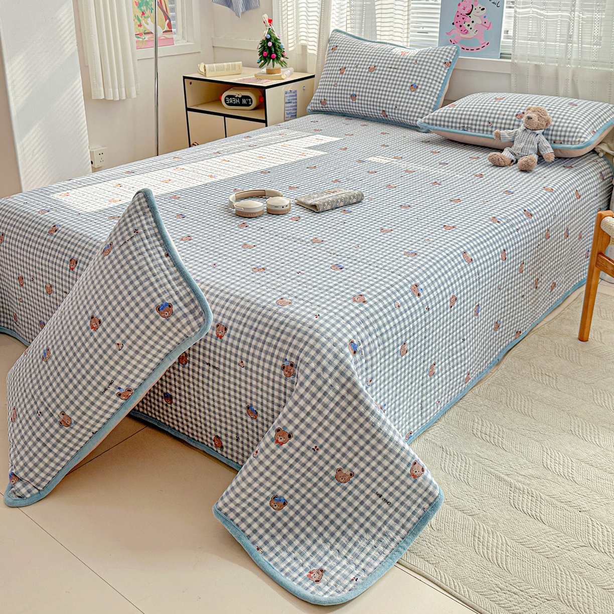 91家纺网 家纺一手货源 找家纺 恒尚居 2026新款A双层纱B牛奶绒床盖双面两用夹棉床单学生床垫床褥子系列二 格子小熊【A双层纱-B牛奶绒】