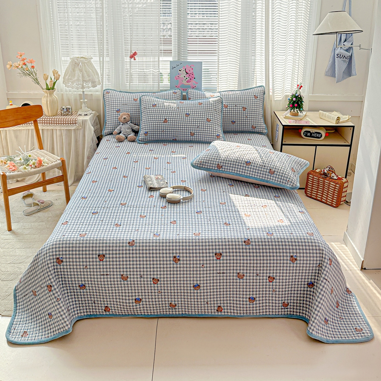 91家纺网 家纺一手货源 找家纺 恒尚居 2026新款A双层纱B牛奶绒床盖双面两用夹棉床单学生床垫床褥子系列二 格子小熊【A双层纱-B牛奶绒】