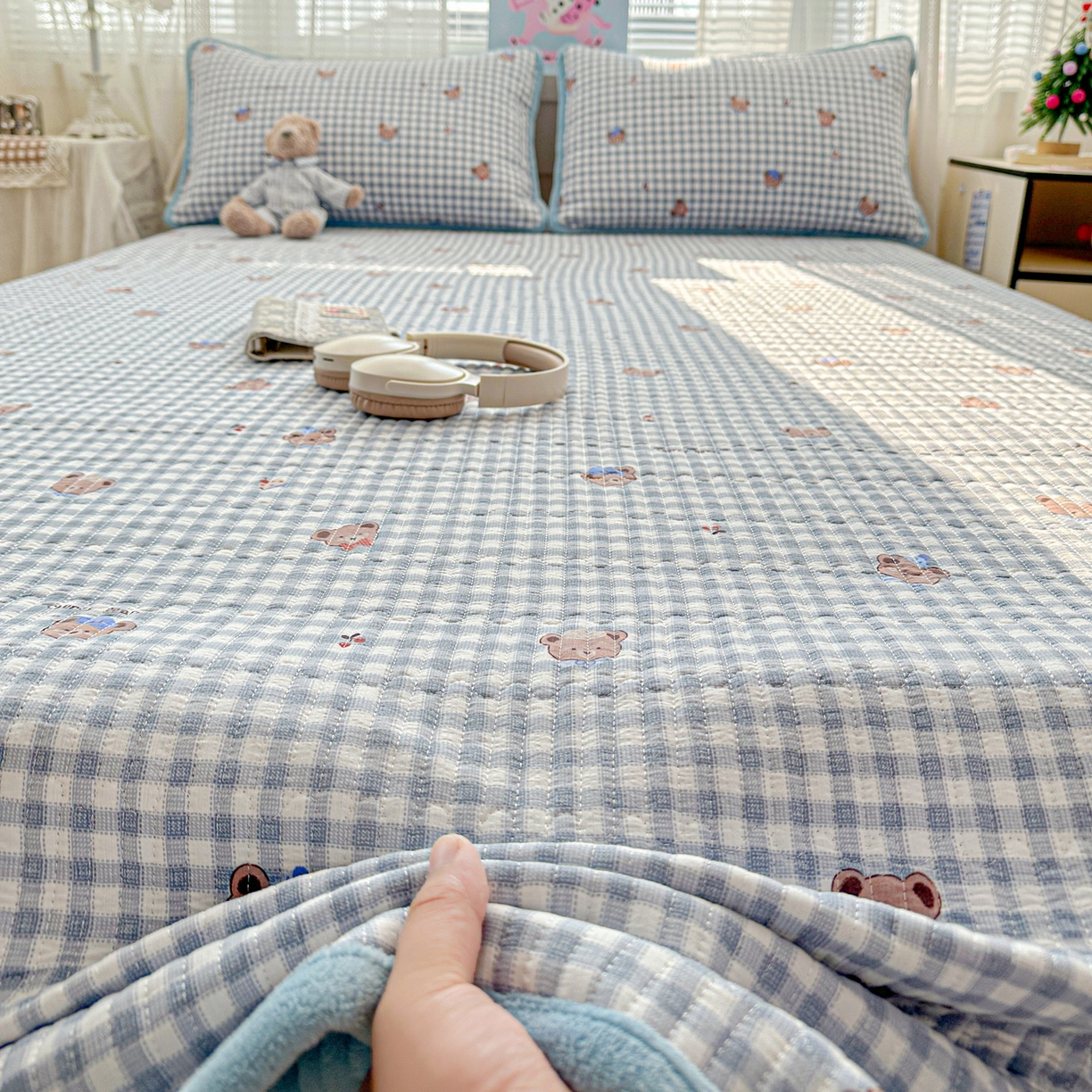 91家纺网 家纺一手货源 找家纺 恒尚居 2026新款A双层纱B牛奶绒床盖双面两用夹棉床单学生床垫床褥子系列二 格子小熊【A双层纱-B牛奶绒】