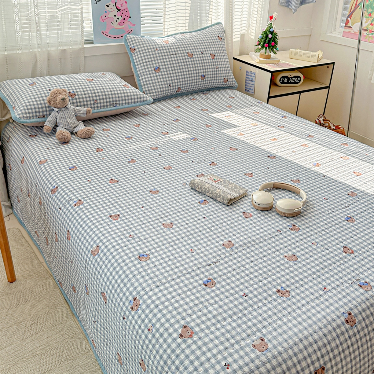 91家纺网 家纺一手货源 找家纺 恒尚居 2026新款A双层纱B牛奶绒床盖双面两用夹棉床单学生床垫床褥子系列二 格子小熊【A双层纱-B牛奶绒】