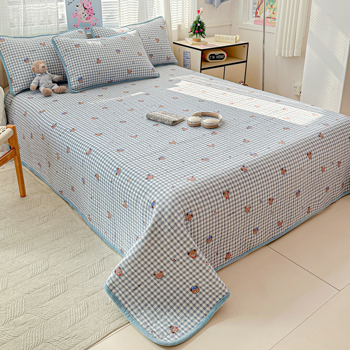 91家纺网 家纺一手货源 找家纺 恒尚居 2026新款A双层纱B牛奶绒床盖双面两用夹棉床单学生床垫床褥子系列二 格子小熊【A双层纱-B牛奶绒】