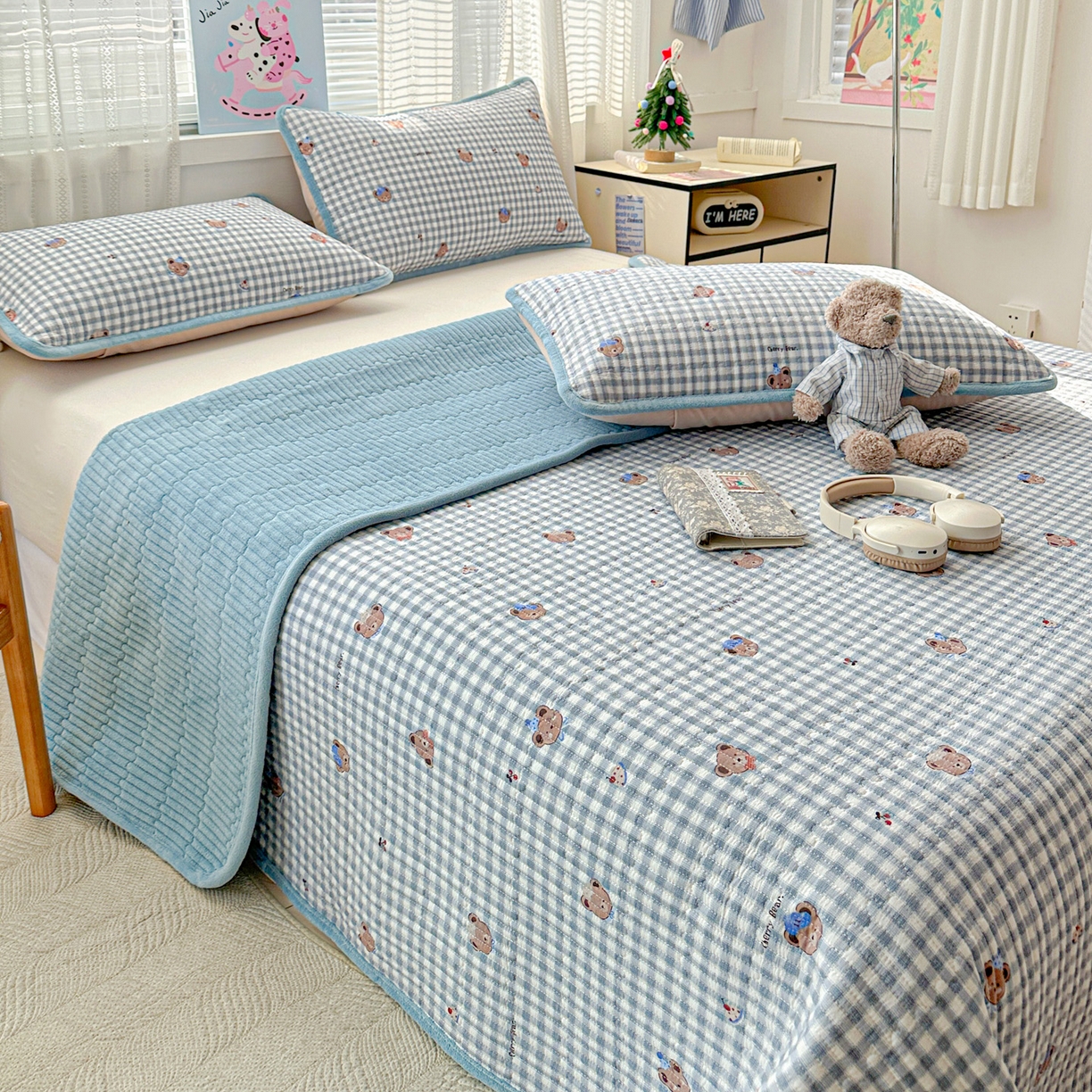 91家纺网 家纺一手货源 找家纺 恒尚居 2026新款A双层纱B牛奶绒床盖双面两用夹棉床单学生床垫床褥子系列二 格子小熊【A双层纱-B牛奶绒】