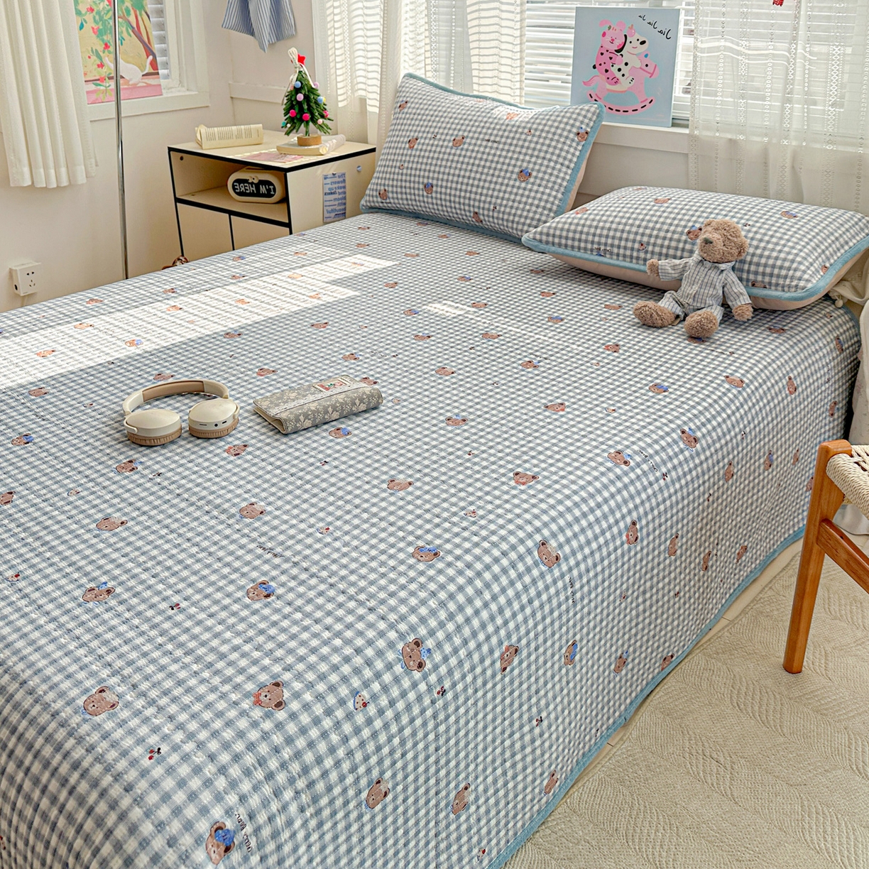 91家纺网 家纺一手货源 找家纺 恒尚居 2026新款A双层纱B牛奶绒床盖双面两用夹棉床单学生床垫床褥子系列二 格子小熊【A双层纱-B牛奶绒】