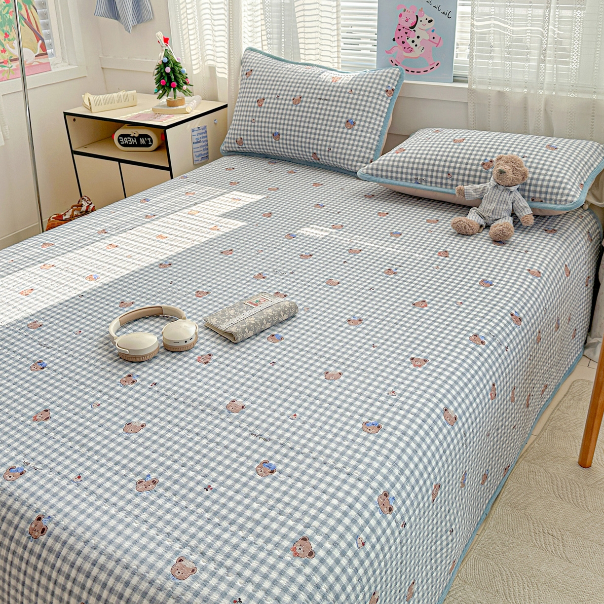 91家纺网 家纺一手货源 找家纺 恒尚居 2026新款A双层纱B牛奶绒床盖双面两用夹棉床单学生床垫床褥子系列二 格子小熊【A双层纱-B牛奶绒】