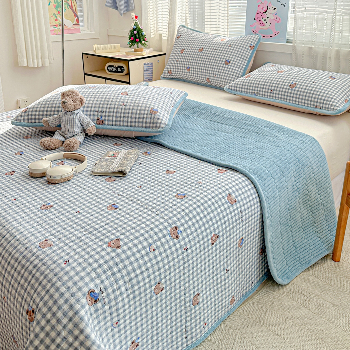 91家纺网 家纺一手货源 找家纺 恒尚居 2026新款A双层纱B牛奶绒床盖双面两用夹棉床单学生床垫床褥子系列二 格子小熊【A双层纱-B牛奶绒】