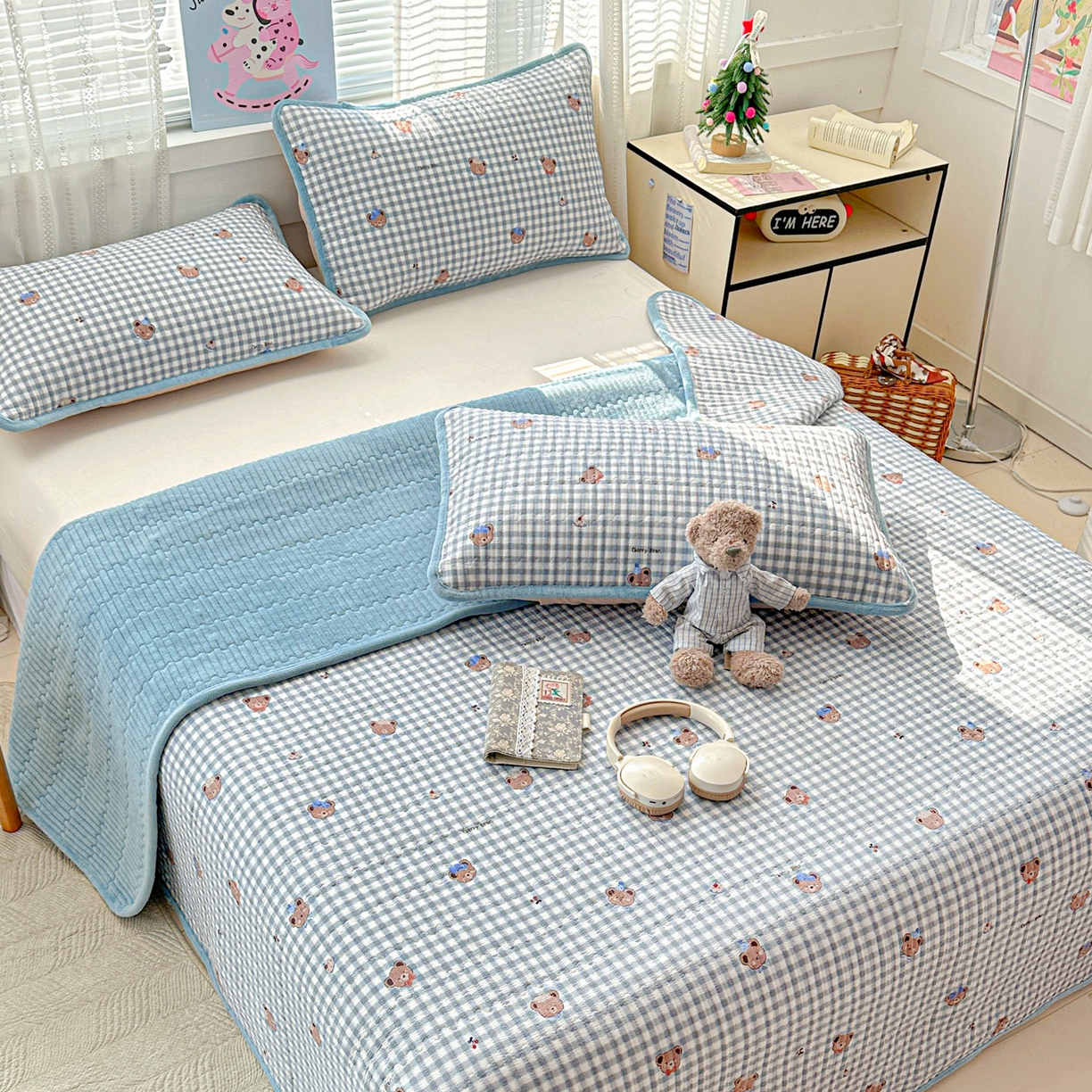 91家纺网 家纺一手货源 找家纺 恒尚居 2026新款A双层纱B牛奶绒床盖双面两用夹棉床单学生床垫床褥子系列二 格子小熊【A双层纱-B牛奶绒】