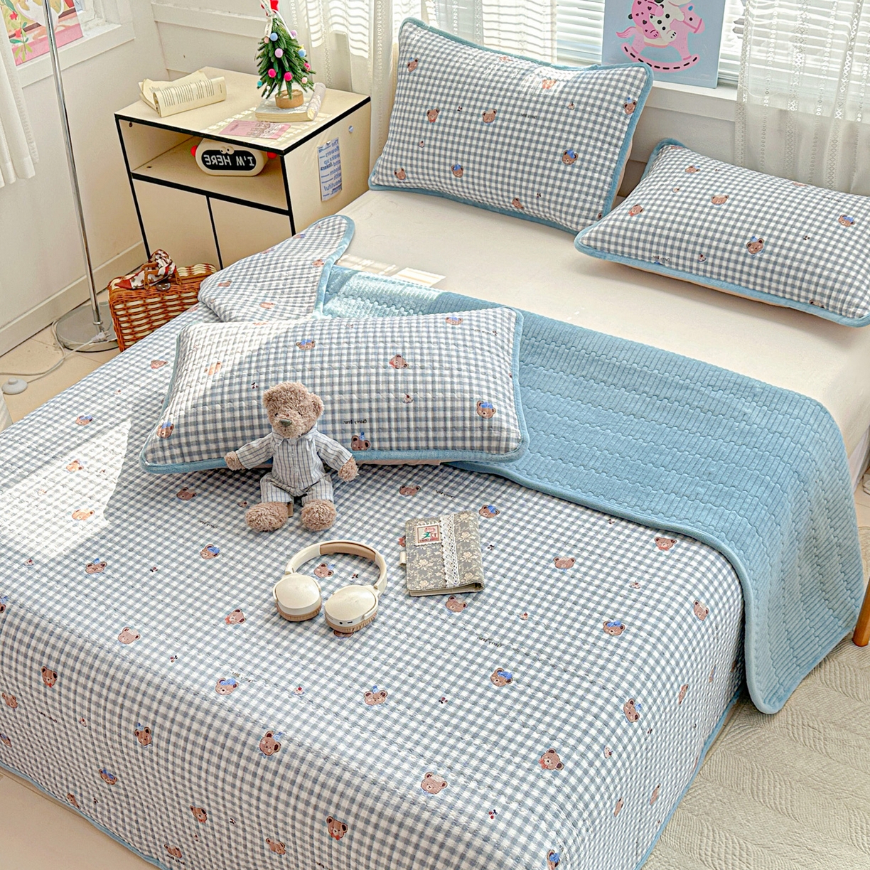 91家纺网 家纺一手货源 找家纺 恒尚居 2026新款A双层纱B牛奶绒床盖双面两用夹棉床单学生床垫床褥子系列二 格子小熊【A双层纱-B牛奶绒】