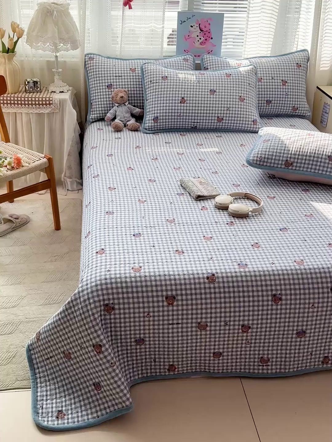 91家纺网 家纺一手货源 找家纺 恒尚居 2026新款A双层纱B牛奶绒床盖双面两用夹棉床单学生床垫床褥子系列二 格子小熊【A双层纱-B牛奶绒】