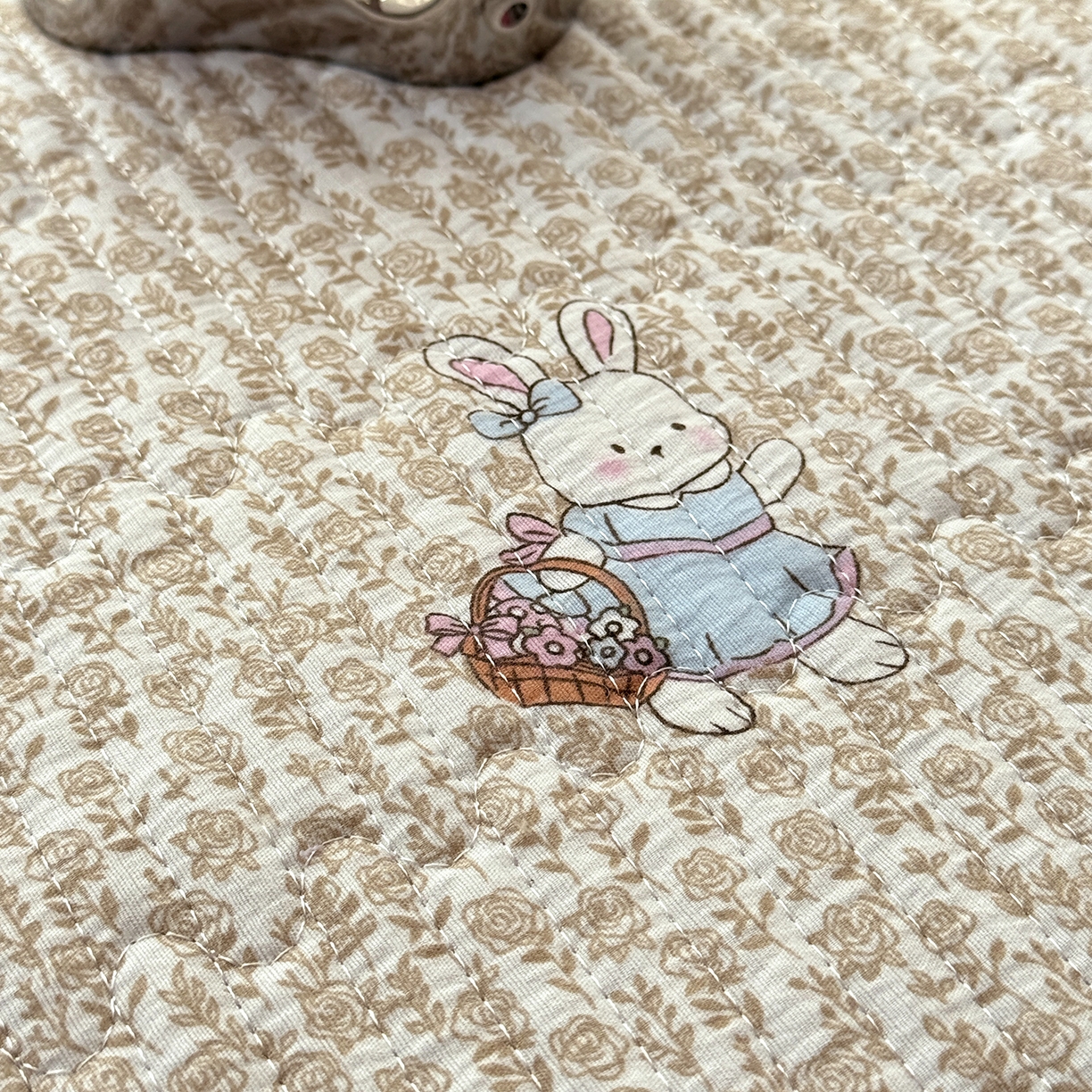 91家纺网 家纺一手货源 找家纺 恒尚居 2026新款A双层纱B牛奶绒床盖双面两用夹棉床单学生床垫床褥子系列二 花篮兔【A双层纱-B牛奶绒】