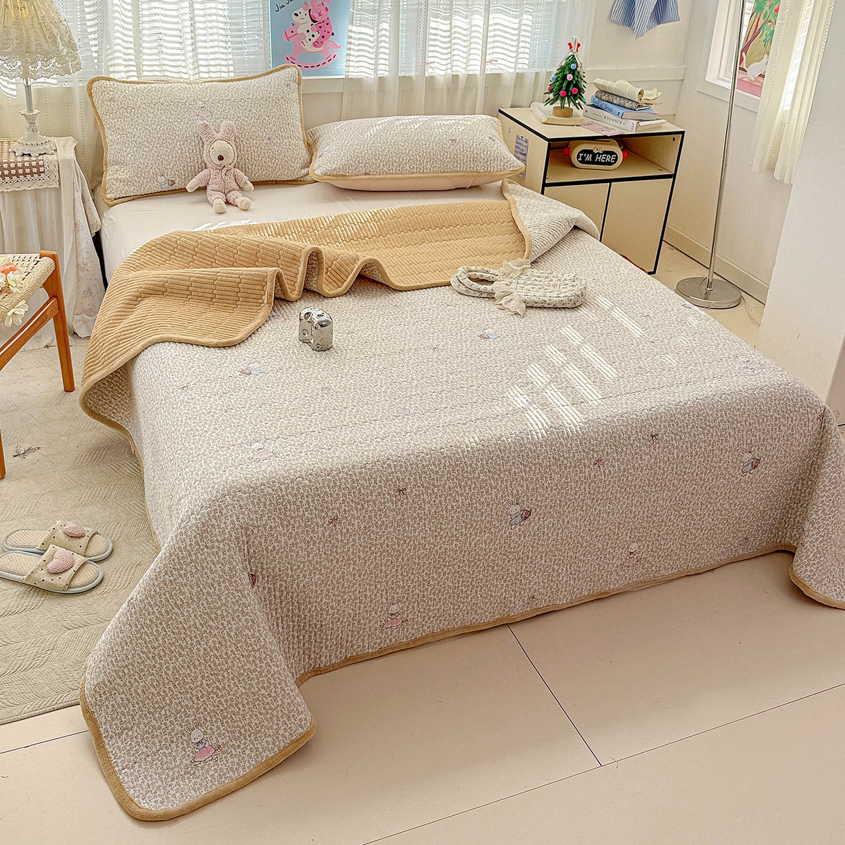 91家纺网 家纺一手货源 找家纺 恒尚居 2026新款A双层纱B牛奶绒床盖双面两用夹棉床单学生床垫床褥子系列二 花篮兔【A双层纱-B牛奶绒】