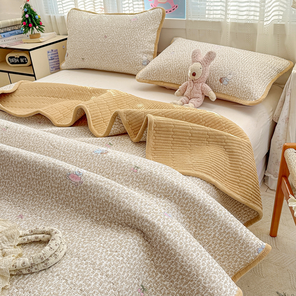 91家纺网 家纺一手货源 找家纺 恒尚居 2026新款A双层纱B牛奶绒床盖双面两用夹棉床单学生床垫床褥子系列二 花篮兔【A双层纱-B牛奶绒】