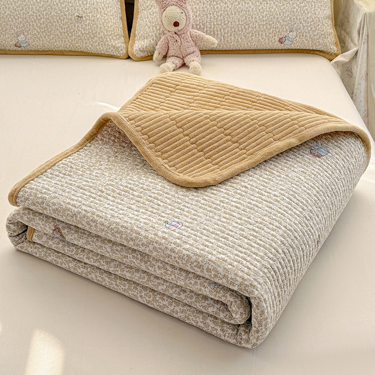 91家纺网 家纺一手货源 找家纺 恒尚居 2026新款A双层纱B牛奶绒床盖双面两用夹棉床单学生床垫床褥子系列二 花篮兔【A双层纱-B牛奶绒】