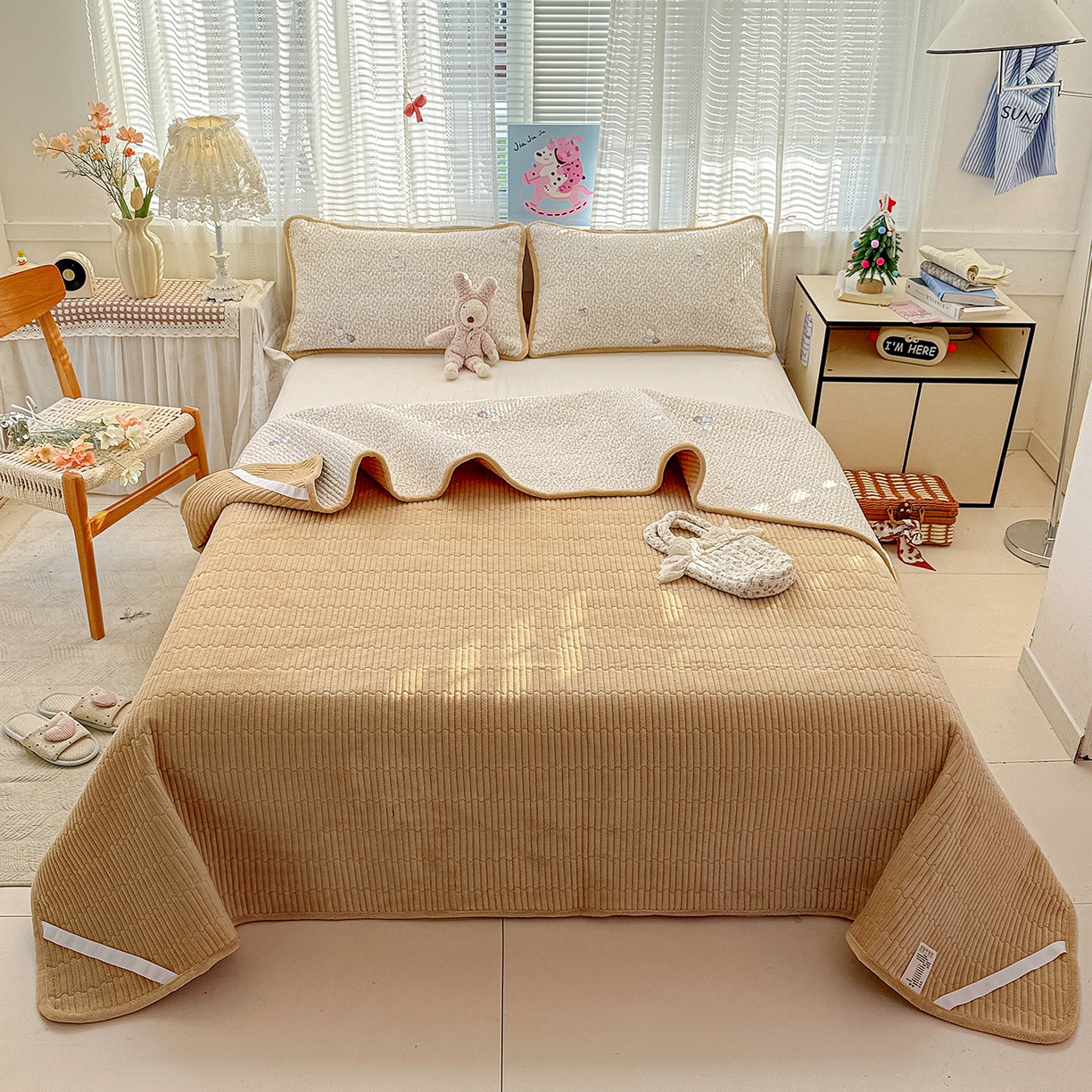 91家纺网 家纺一手货源 找家纺 恒尚居 2026新款A双层纱B牛奶绒床盖双面两用夹棉床单学生床垫床褥子系列二 花篮兔【A双层纱-B牛奶绒】