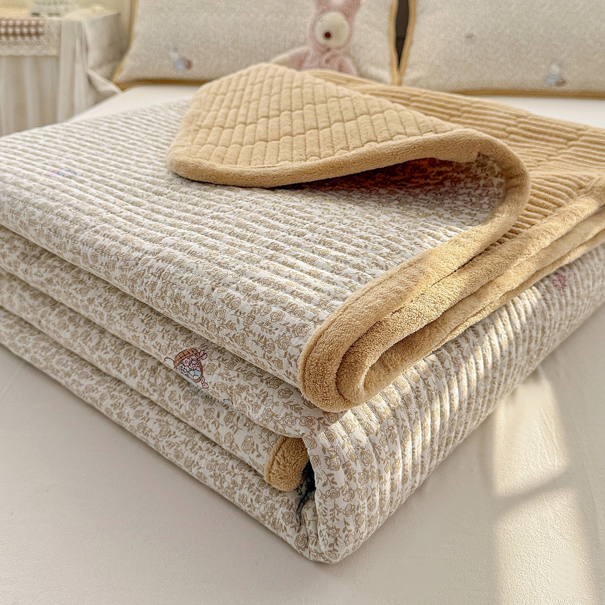 91家纺网 家纺一手货源 找家纺 恒尚居 2026新款A双层纱B牛奶绒床盖双面两用夹棉床单学生床垫床褥子系列二 花篮兔【A双层纱-B牛奶绒】