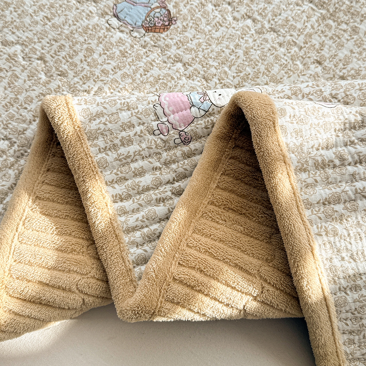 91家纺网 家纺一手货源 找家纺 恒尚居 2026新款A双层纱B牛奶绒床盖双面两用夹棉床单学生床垫床褥子系列二 花篮兔【A双层纱-B牛奶绒】