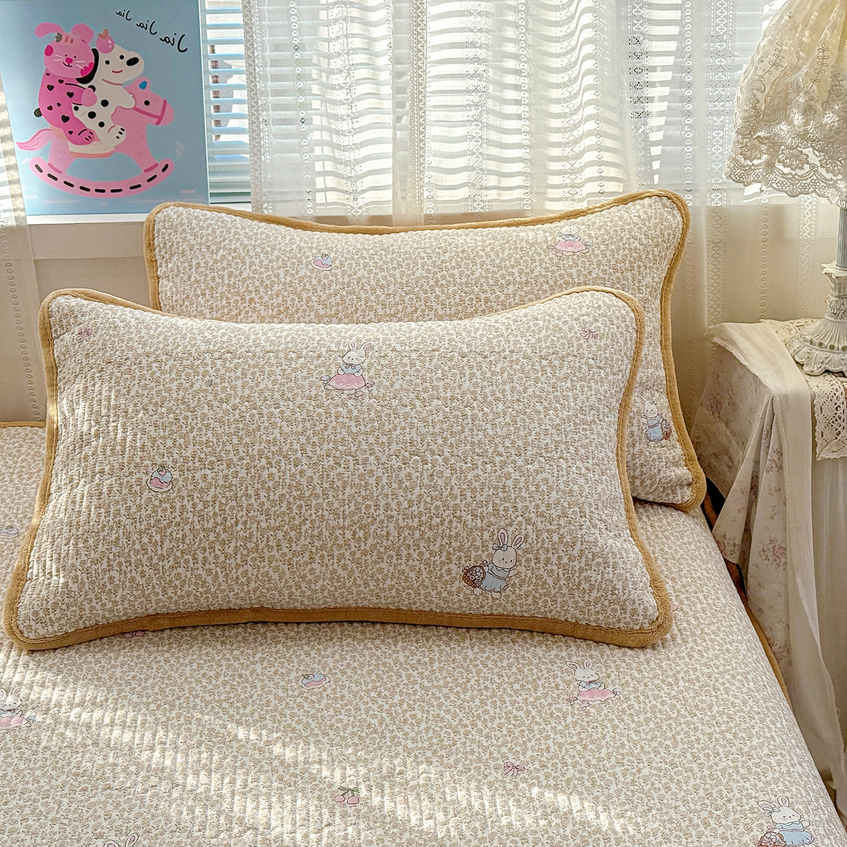 91家纺网 家纺一手货源 找家纺 恒尚居 2026新款A双层纱B牛奶绒床盖双面两用夹棉床单学生床垫床褥子系列二 花篮兔【A双层纱-B牛奶绒】