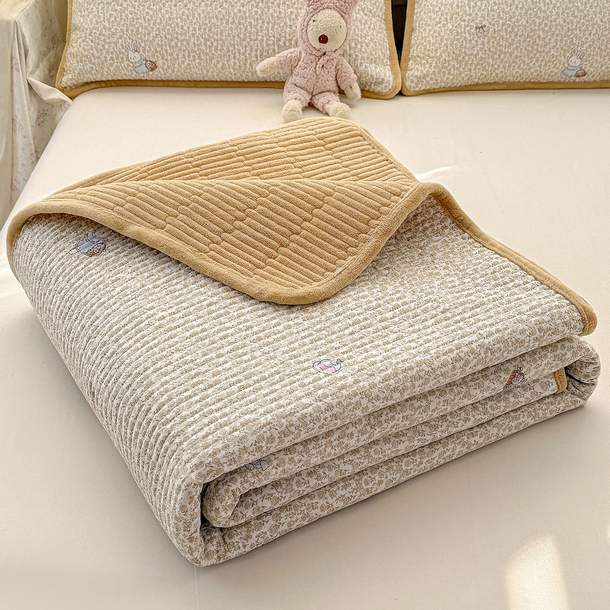 91家纺网 家纺一手货源 找家纺 恒尚居 2026新款A双层纱B牛奶绒床盖双面两用夹棉床单学生床垫床褥子系列二 花篮兔【A双层纱-B牛奶绒】