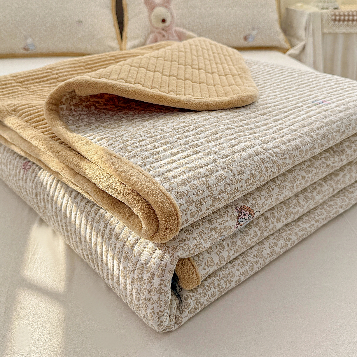 91家纺网 家纺一手货源 找家纺 恒尚居 2026新款A双层纱B牛奶绒床盖双面两用夹棉床单学生床垫床褥子系列二 花篮兔【A双层纱-B牛奶绒】