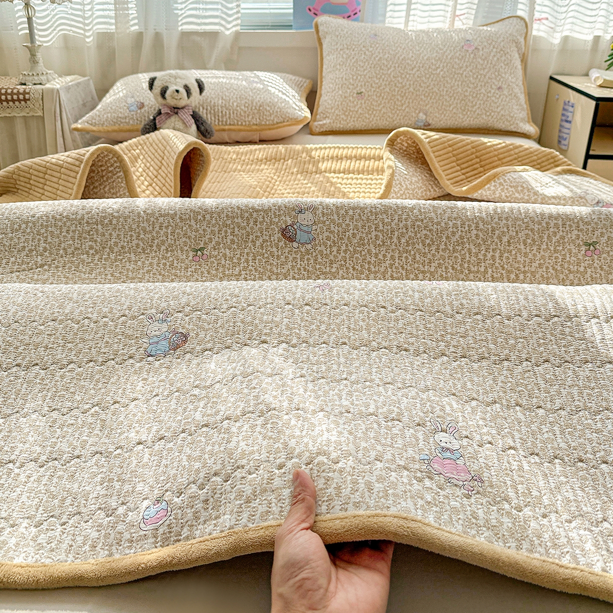 91家纺网 家纺一手货源 找家纺 恒尚居 2026新款A双层纱B牛奶绒床盖双面两用夹棉床单学生床垫床褥子系列二 花篮兔【A双层纱-B牛奶绒】