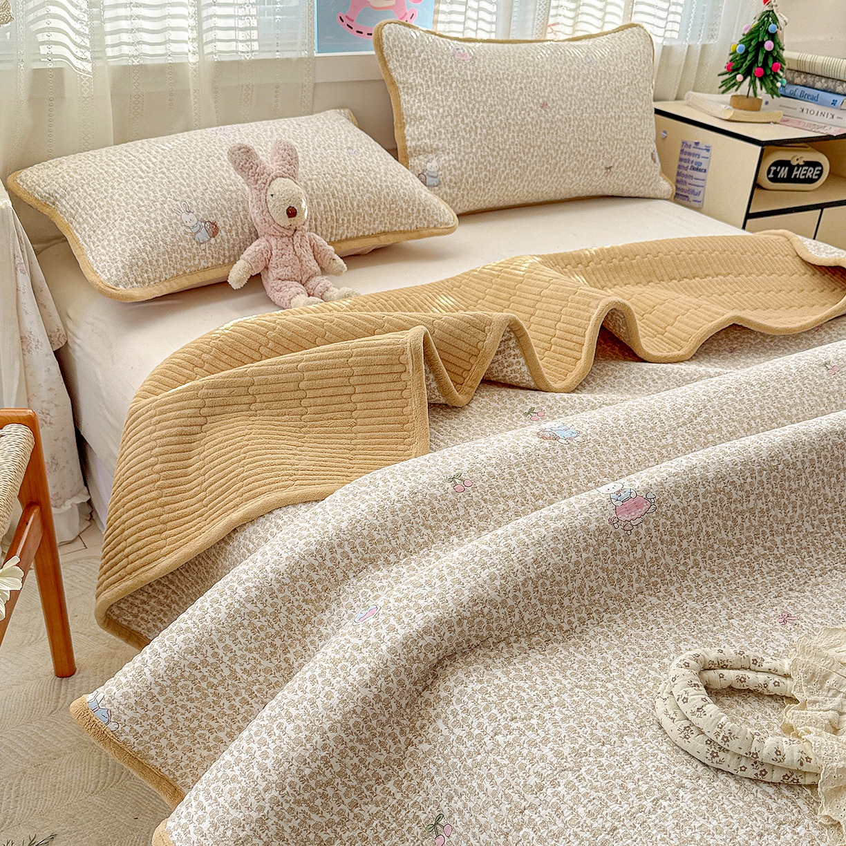 91家纺网 家纺一手货源 找家纺 恒尚居 2026新款A双层纱B牛奶绒床盖双面两用夹棉床单学生床垫床褥子系列二 花篮兔【A双层纱-B牛奶绒】