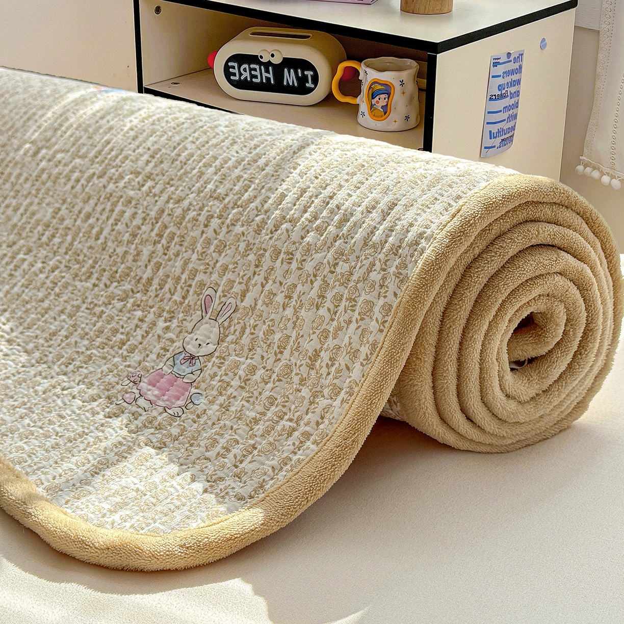 91家纺网 家纺一手货源 找家纺 恒尚居 2026新款A双层纱B牛奶绒床盖双面两用夹棉床单学生床垫床褥子系列二 花篮兔【A双层纱-B牛奶绒】