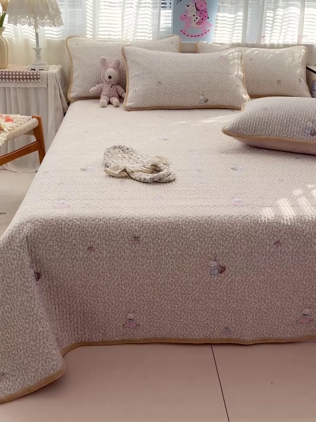 91家纺网 家纺一手货源 找家纺 恒尚居 2026新款A双层纱B牛奶绒床盖双面两用夹棉床单学生床垫床褥子系列二 花篮兔【A双层纱-B牛奶绒】