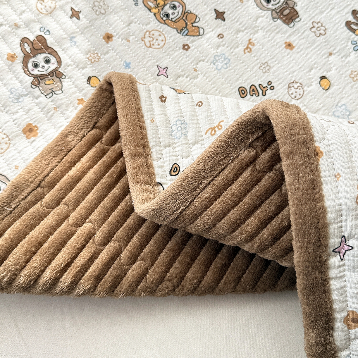 91家纺网 家纺一手货源 找家纺 恒尚居 2026新款A双层纱B牛奶绒床盖双面两用夹棉床单学生床垫床褥子系列二 拉布布【A双层纱-B牛奶绒】