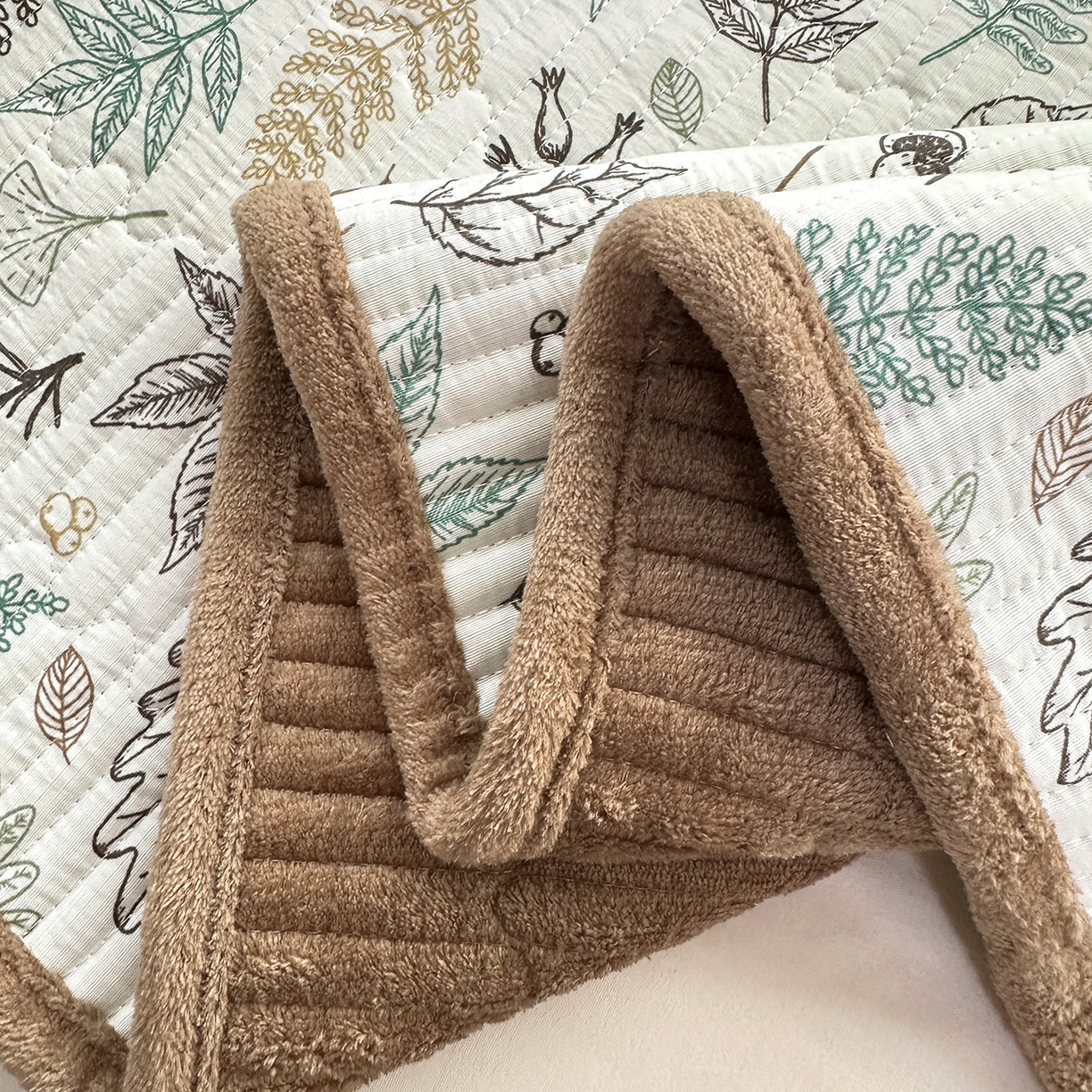 91家纺网 家纺一手货源 找家纺 恒尚居 2026新款A双层纱B牛奶绒床盖双面两用夹棉床单学生床垫床褥子系列二 落叶【A双层纱-B牛奶绒】