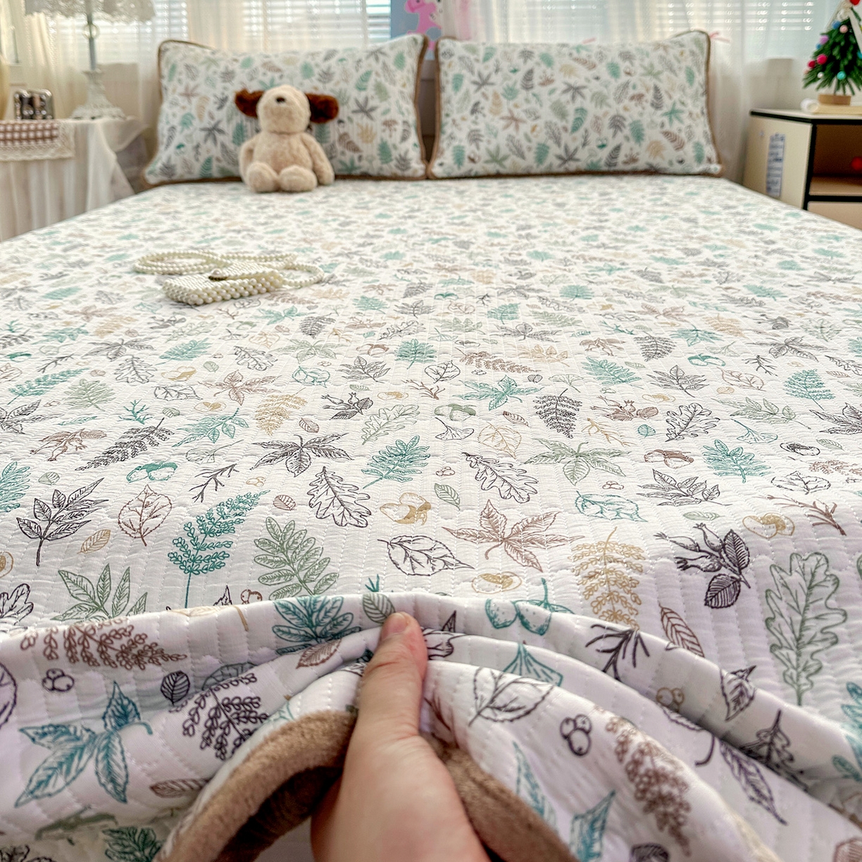 91家纺网 家纺一手货源 找家纺 恒尚居 2026新款A双层纱B牛奶绒床盖双面两用夹棉床单学生床垫床褥子系列二 落叶【A双层纱-B牛奶绒】