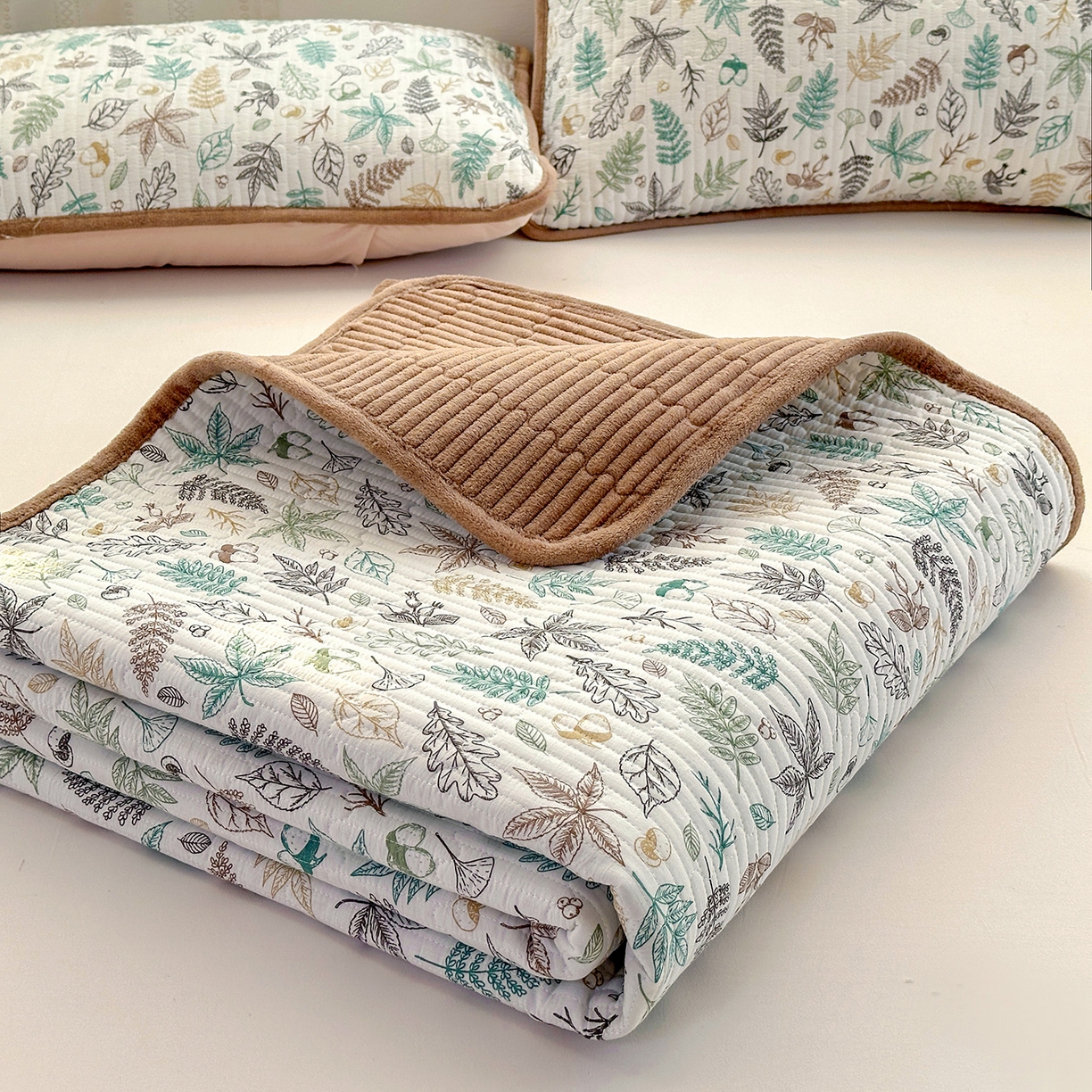 91家纺网 家纺一手货源 找家纺 恒尚居 2026新款A双层纱B牛奶绒床盖双面两用夹棉床单学生床垫床褥子系列二 落叶【A双层纱-B牛奶绒】